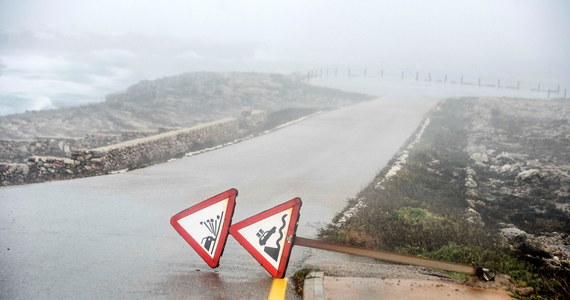 Kilkaset dróg jest nieprzejezdnych w Hiszpanii i Portugalii. To skutki nadejścia nad Półwysep Iberyjski dwóch sztormów: "Hortense” i "Ignacio”. Wskutek towarzyszących im wichur pozbawionych prądu zostało ponad 50 tys. domów.