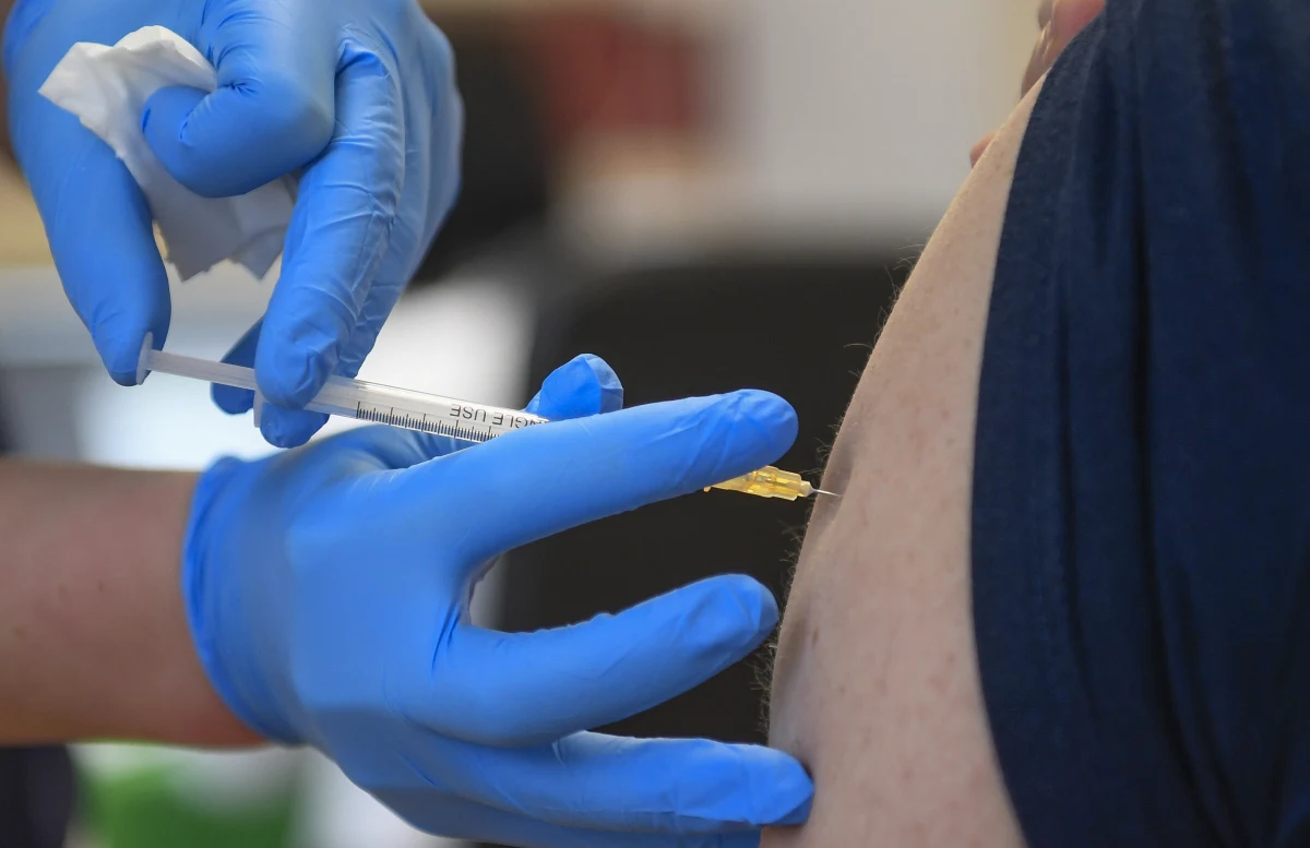 W ciągu doby w Wielkiej Brytanii zaszczepiono przeciw Covid-19 przeszło 478 tys. osób, najwięcej od rozpoczęcia kampanii szczepień - poinformował w sobotę rząd w Londynie. W tym samym czasie na Covid-19 zmarło w Wielkiej Brytanii 1348 kolejnych chorych, zdiagnozowano też 33 552 nowe infekcje.