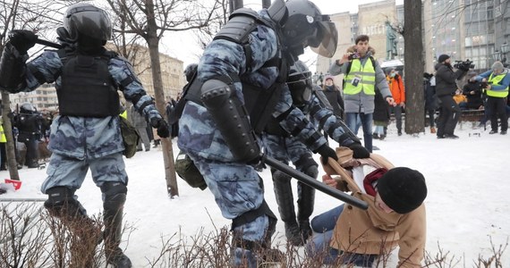 ​Minister spraw zagranicznych Zbigniew Rau wyraził w sobotę zaniepokojenie działaniami państwa rosyjskiego wobec uczestników pokojowych demonstracji. Wzywamy do zaprzestania łamania praw człowieka - napisał Rau na Twitterze.