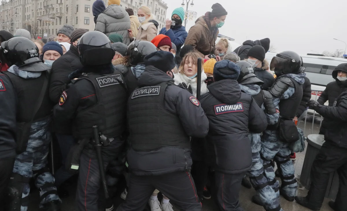 Dziesiątki tysięcy ludzi wyszły na ulice kilkudziesięciu miast w całej Rosji, domagając się uwolnienia aresztowanego opozycjonisty Aleksieja Nawalnego. Demonstranci przynieśli transparenty m.in. z wizerunkami Nawalnego i wypisanym żądaniem: "Uwolnić natychmiast", skandowali antyputinowskie hasła: "Putin won!" i "To my tu jesteśmy władzą!". Rosjanie protestowali mimo ostrzeżeń władz, że manifestacje są nielegalne. Zatrzymano ponad 3 tys. osób, w tym współpracowników Nawalnego i jego żonę Julię. 
