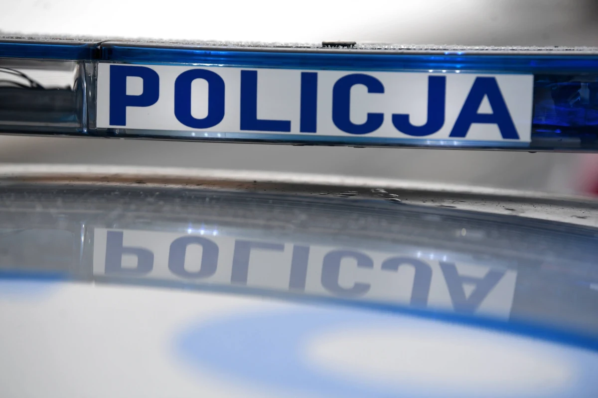 Policja szuka kierowcy, który rano na warszawskim Starym Mieście uczestniczył w wypadku drogowym. W zderzeniu dwóch osobówek została ranna kobieta. Kierujący jednym z samochodów - uciekł. 