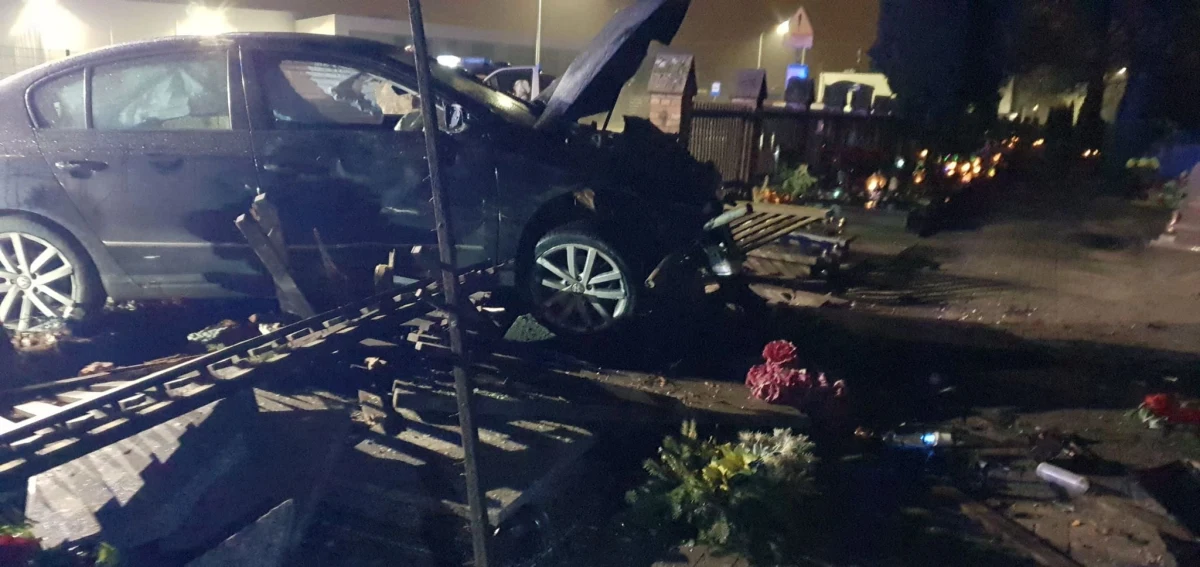 Kierujący samochodem osobowym staranował ogrodzenie i wjechał na teren cmentarza. Zniszczonych zostało 9 nagrobków. Do zdarzenia doszło w nocy we Wronkach w Wielkopolsce. Sprawca został zatrzymany. Był pod wpływem alkoholu.