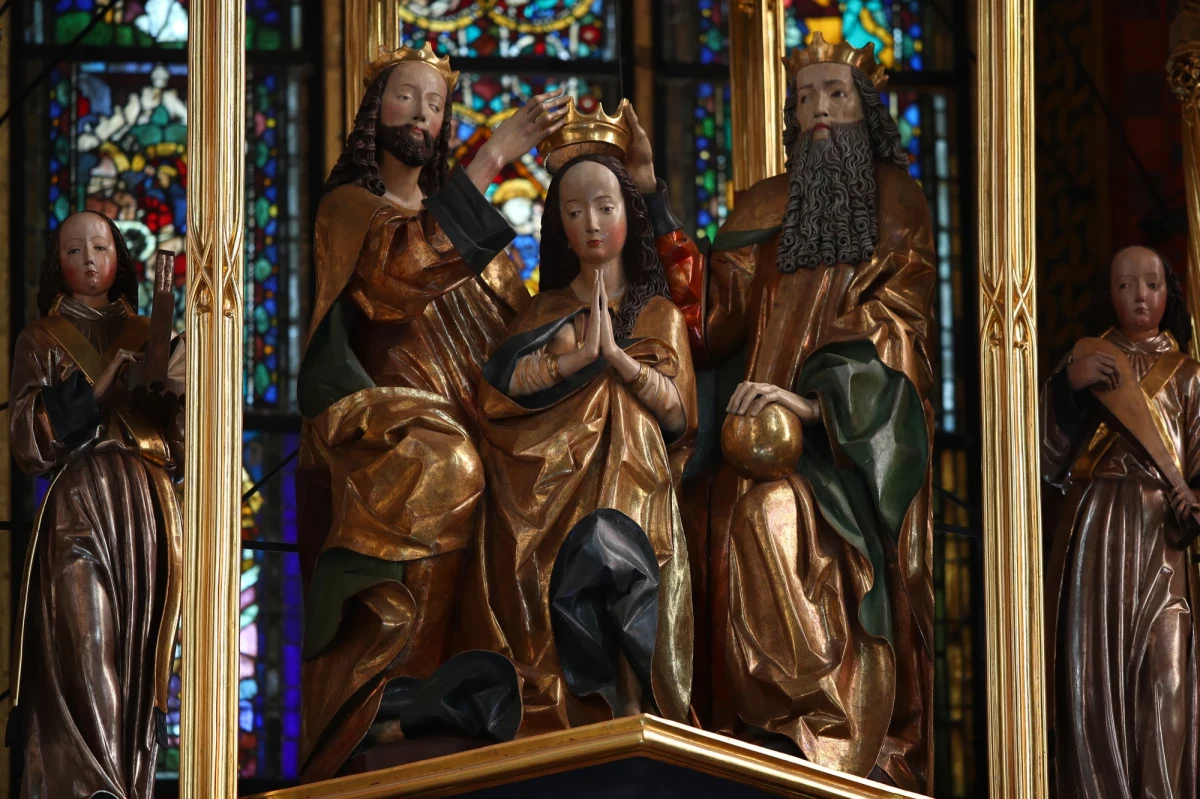 Zakończyły się prace konserwatorskie przy ołtarzu Wita Stwosza - poinformowała na Twitterze Bazylika Mariacka. Nadal jednak trwają prace porządkowe, czyli montaż figur i demontaż rusztowań. 