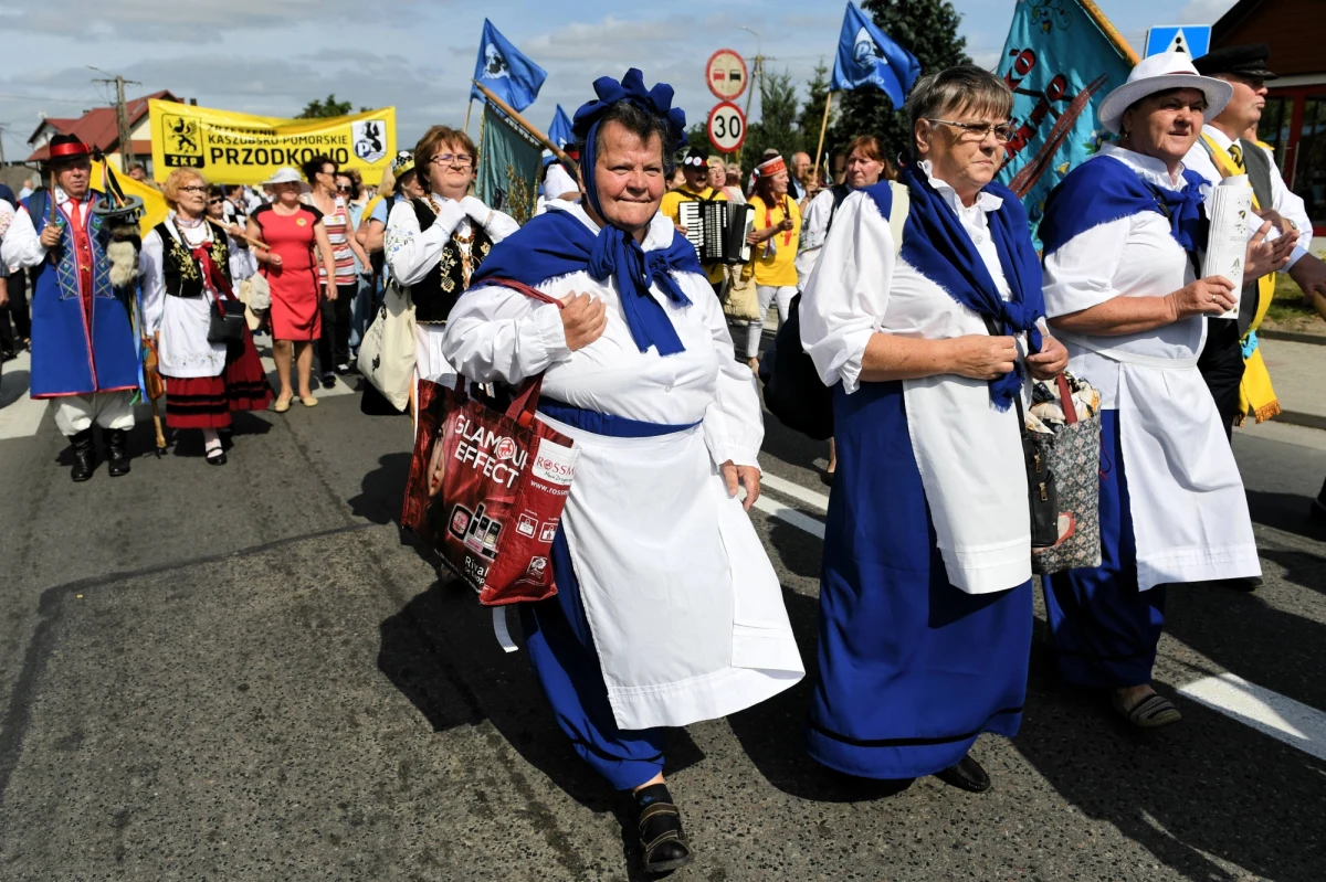Karujta sã, kòróna-wirusowé pòszëdło a może larwa? ​Kaszubi po raz pierwszy wybierają swoje "słowo roku". W internecie właśnie ruszyło głosowanie. Plebiscyt ma popularyzować kaszubski i pokazać, że język ten wciąż się rozwija. 