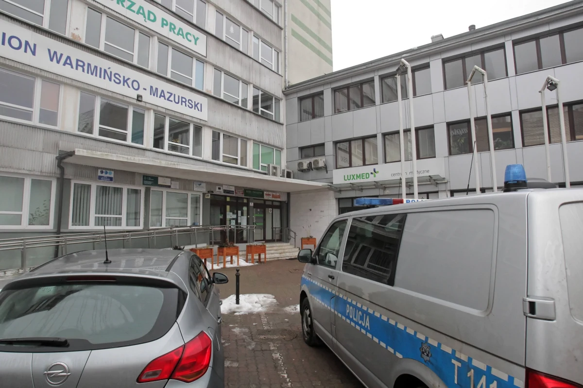 Prokurator przedstawił 35-letniemu Jakubowi D. zarzut usiłowania zabójstwa dwóch osób z użyciem broni palnej i dokonanie rozboju - chodzi o piątkowy napad na kantor w centrum Olsztyna. Rzecznik tamtejszej prokuratury Krzysztof Stodolny poinformował, że podejrzany przyznał się do winy. W poniedziałek w sądzie zostanie złożony wniosek o jego areszt tymczasowy.