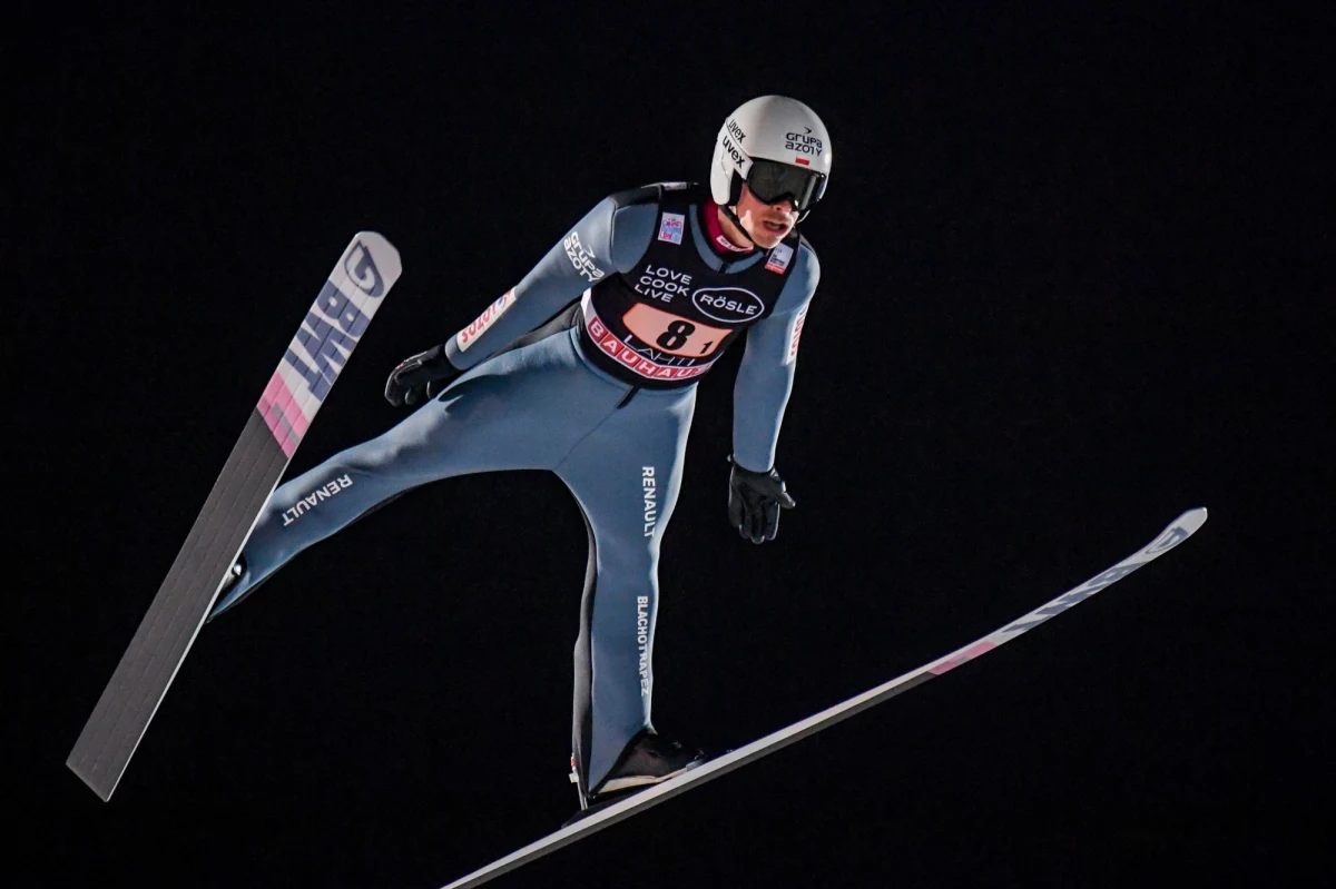 Słaby występ zanotowali w fińskim Lahti polscy skoczkowie. Najlepszy wśród biało-czerwonych Piotr Żyła zajął w konkursie Pucharu Świata dopiero 11. miejsce. Po dramatycznej końcówce triumfował Norweg Robert Johansson, o sporym pechu mówić zaś może jego rodak Halvor Egner Granerud.