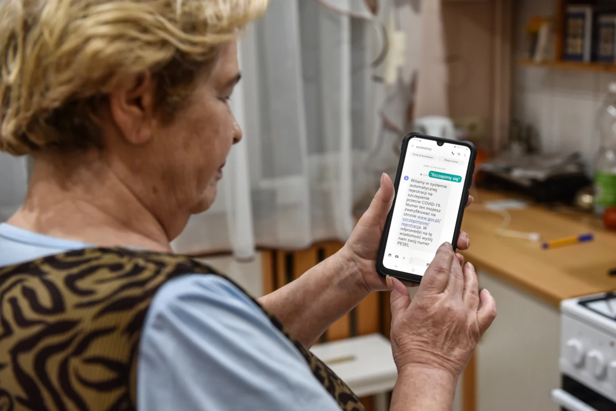 W poniedziałek rozpoczynają się szczepienia przeciw Covid-19 seniorów powyżej 70. roku życia. Ci, którzy nie zdążyli się zarejestrować, muszą uzbroić się w cierpliwość. "Nie mamy już wolnych terminów" – przyznał na konferencji prasowej Michał Dworczyk z kancelarii premiera. 