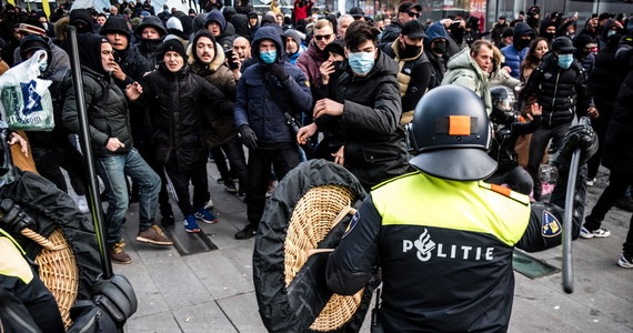 Policja w Amsterdamie użyła armatek wodnych, aby rozproszyć protestujących przeciwko restrykcjom wprowadzonym w Holandii w związku z epidemią koronawirusa. Od soboty w tym kraju obowiązuje godzina policyjna, prowadzona po raz pierwszy od czasu II wojny światowej.