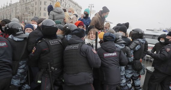 Komitet Śledczy Federacji Rosyjskiej w Moskwie poinformował, że wszczął cztery sprawy karne dotyczące użycia przemocy wobec policjantów w trakcie sobotniej wielotysięcznej demonstracji w obronie opozycjonisty Aleksieja Nawalnego. Wcześniej władze wszczęły w związku z protestami trzy inne sprawy karne.
