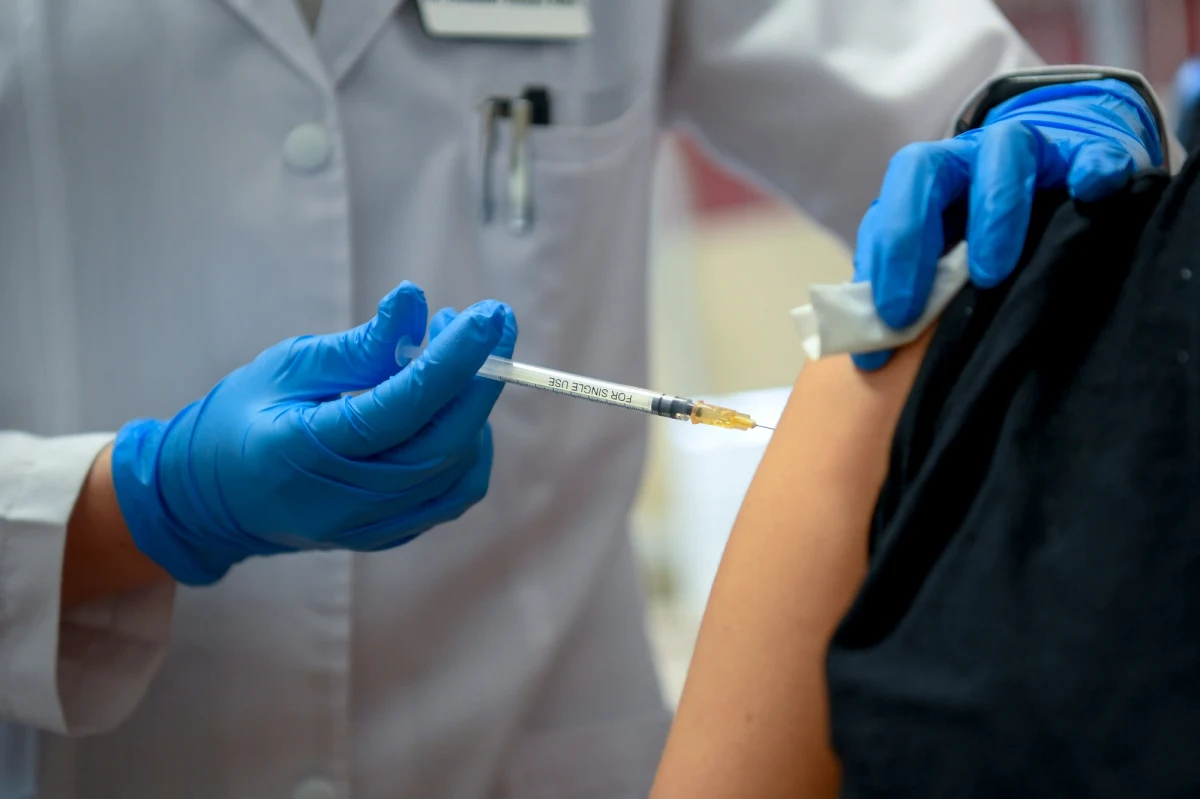 Małopolski oddział Narodowego Funduszu Zdrowia przygląda się sprawie szczepień przeciw Covid-19 poza kolejnością, które miały miejsce w tym tygodniu w Miejskim Dziennym Domu Pomocy Społecznej w Nowej Hucie w Krakowie. Dawki szczepionki przyjęło poza kolejką dwoje radnych dzielnicy Nowa Huta i ich małżonkowie.