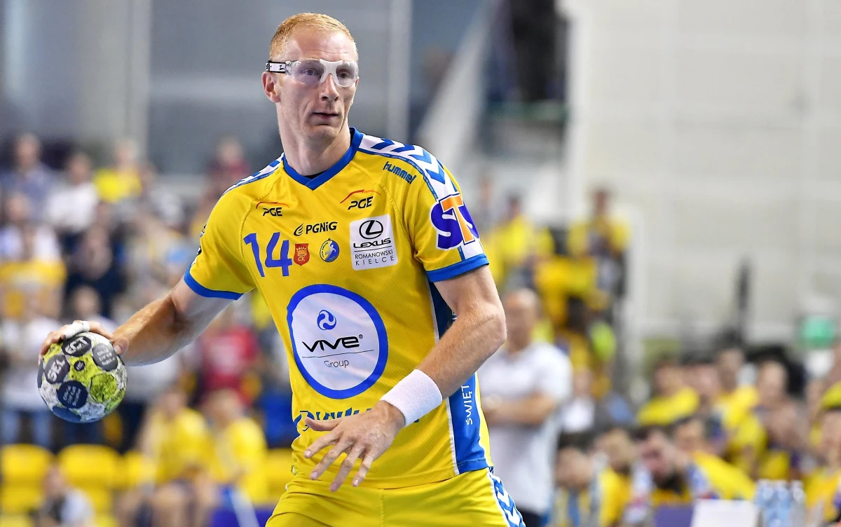 Polscy szczypiorniści dziś zakończą udział w Mistrzostwach Świata w Egipcie. Biało czerwoni w ostatnim meczu drugiej fazy turnieju zmierzą się z Niemcami. Obie reprezentacje nie mają już szans na awans do kolejnej rundy turnieju. „Trzeba na to patrzeć jak na kolejne doświadczanie i jeżeli ten mecz wygramy to zrobimy kolejny krok, żeby być lepszym zespołem. Na tym się musimy skupić. To na pewno będzie dla nas bardzo dobre doświadczanie” – zaznacza Karol Bielecki były reprezentant naszego kraju i medalista mistrzostw świata, który w rozmowie z Wojciechem Marczykiem z redakcji sportowej RMF FM podsumowuje występ polskich szczypiornistów na mundialu w Egipcie. 