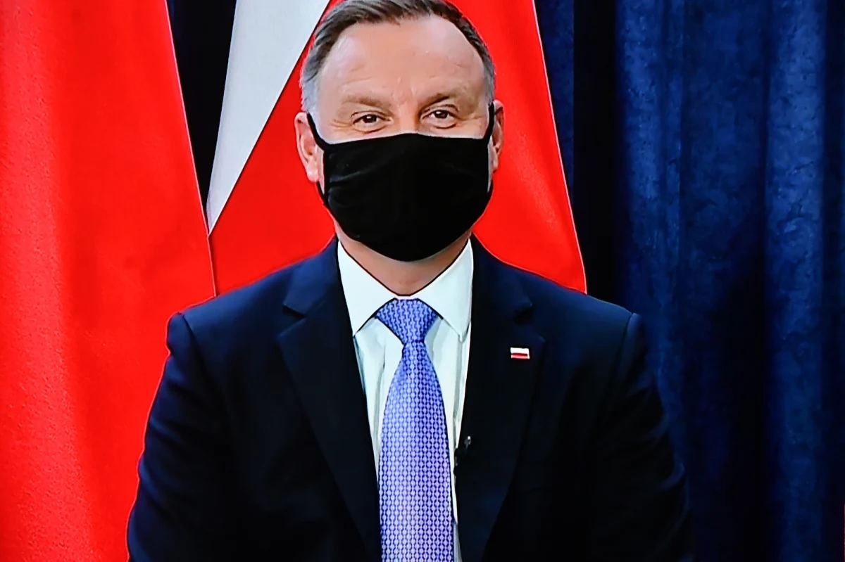 Prezydent RP Andrzej Duda w opublikowanej w niedzielę rozmowie z dziennikiem "Financial Times" wezwał Unię Europejską do zaostrzenia sankcji wobec Rosji w związku z aresztowaniem i uwięzieniem rosyjskiego opozycjonisty Aleksieja Nawalnego. Zdaniem Dudy planowana na luty wizyta Borrella w Moskwie powinna być uzależniona od uwolnienia Nawalnego. Rosja nie jest krajem, któremu można ufać, ani który podziela te same wartości i cele z punktu widzenia zasad demokracji, co państwa euroatlantyckie. To jest inny kraj" - tłumaczył.