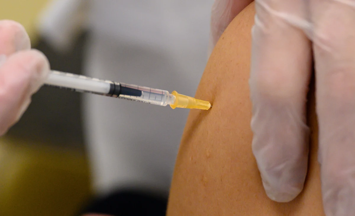 73-letni mężczyzna, który zmarł 20 stycznia, dzień po podaniu szczepionki przeciwko Covid-19, był podopiecznym Powiatowego Domu Pomocy Społecznej w Ostrowinie (Dolnośląskie). Przyczyny zgonu nie są jeszcze znane.