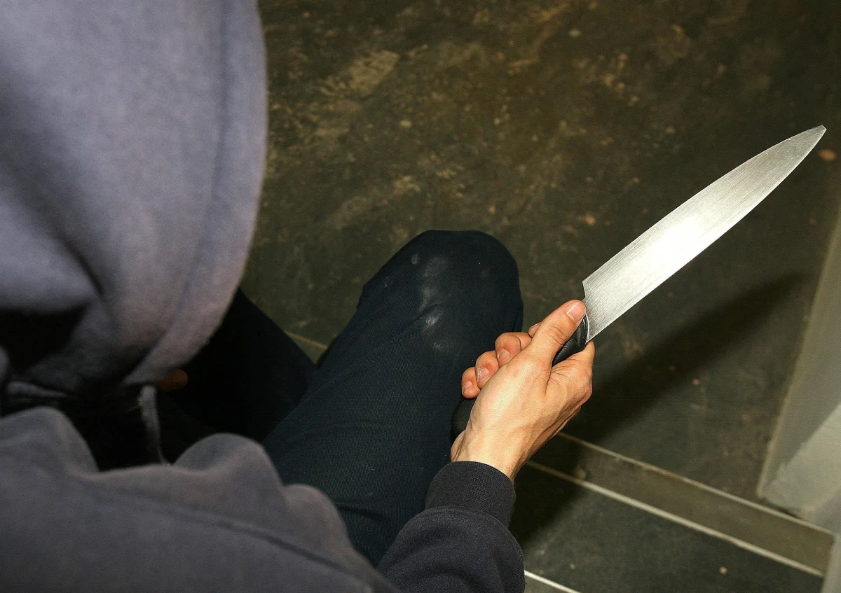 ​Policja wyjaśnia okoliczności śmierci 23-latka, którego ciało z ranami kłutymi znaleziono wczoraj na jednej z klatek schodowych w bloku na osiedlu Azory w Krakowie.