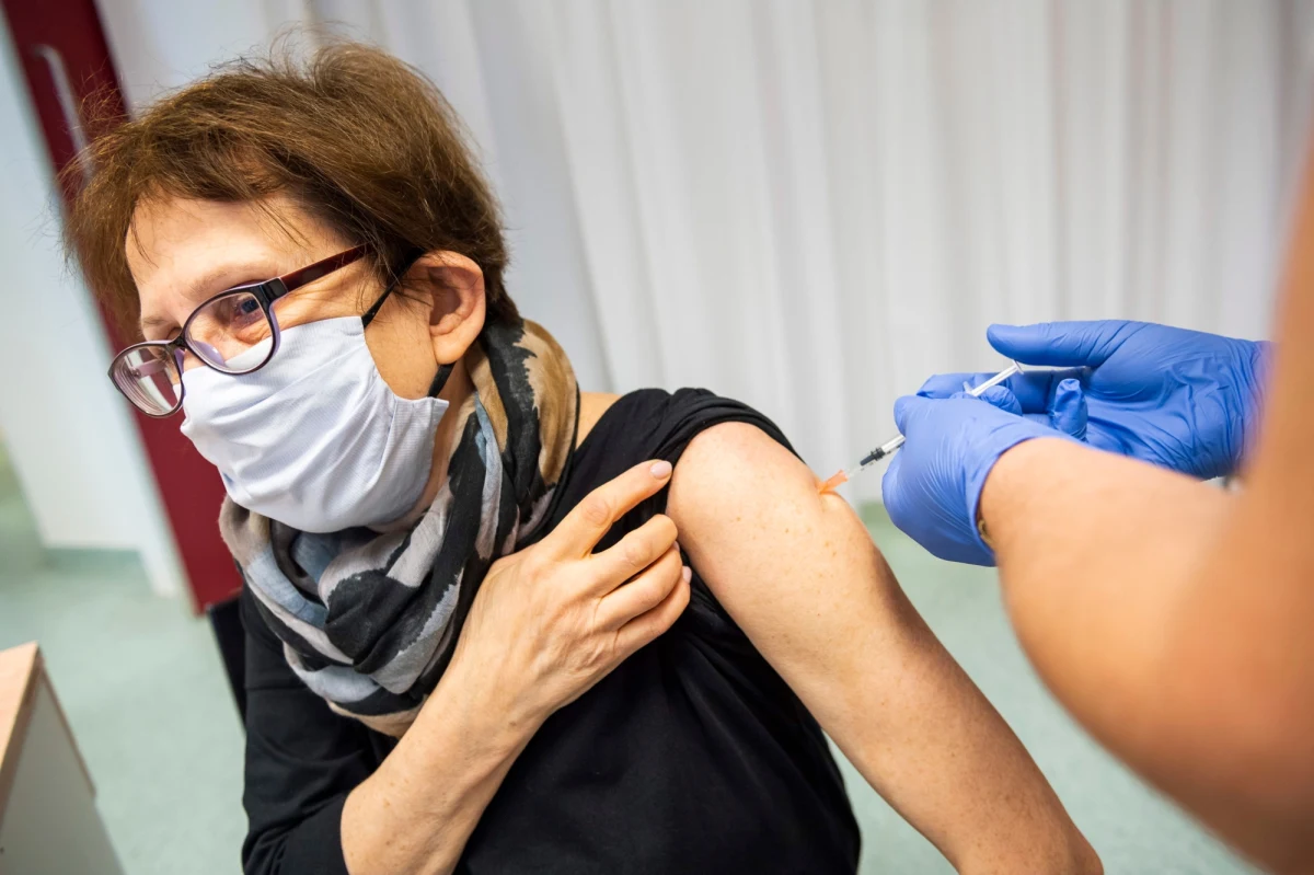 Przewodnicząca Komisji Europejskiej rozmawiała telefonicznie z prezesem firmy farmaceutycznej AstraZeneca Pascalem Soriotem w sprawie ogłoszonych przez nią opóźnień w dostawach szczepionek do UE. KE oczekuje, że firma wywiąże się z zobowiązań zawartych w umowie.