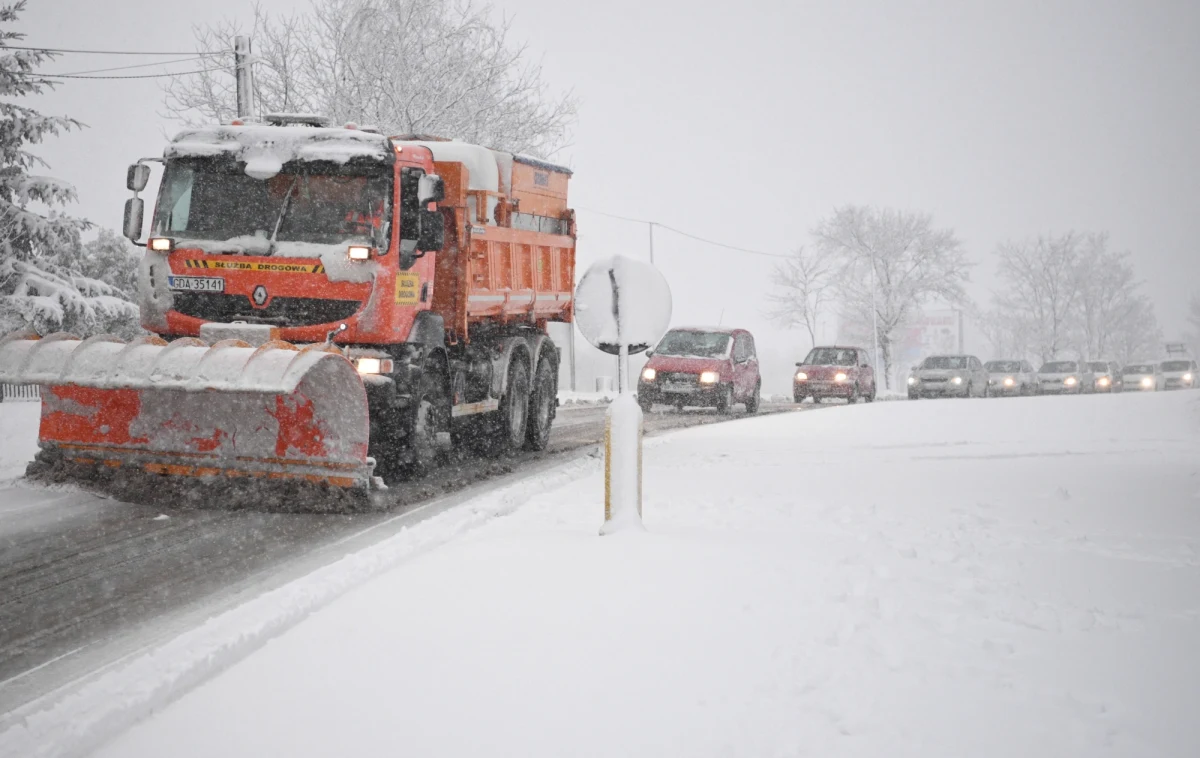 Strefa intensywnych opadów śniegu nasuwa się nad Podlasie - powiedział w rozmowie z PAP dyżurny synoptyk IMGW Michał Ogrodnik. Dodał, że mokry śnieg, oprócz standardowych utrudnień będzie powodował przerwy w dostawie prądu.