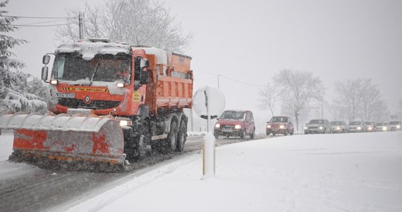 Strefa intensywnych opadów śniegu nasuwa się nad Podlasie - powiedział w rozmowie z PAP dyżurny synoptyk IMGW Michał Ogrodnik. Dodał, że mokry śnieg, oprócz standardowych utrudnień będzie powodował przerwy w dostawie prądu.