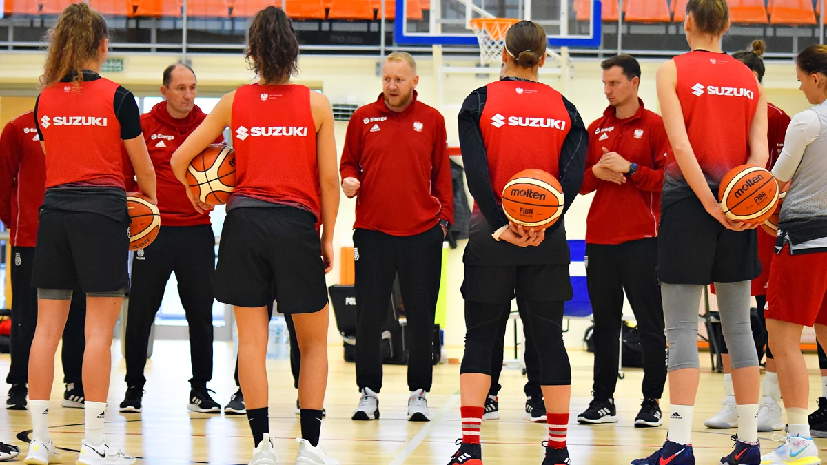 Trener reprezentacji Polski koszykarek Maros Kovacik zawęził kadrę do 16 zawodniczek, które powinny się stawić w Warszawie 30 stycznia przed lutowymi meczami eliminacji mistrzostw Europy. Do Rygi, gdzie biało-czerwone rozegrają dwa mecze z Białorusią w tzw. bańce, poleci 13 z nich.