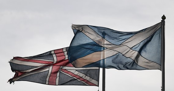 Szkocka Partia Narodowa obiera kierunek na niepodległość. Opublikowane przez nią plany zakładają zorganizowanie ponownego referendum, które mogłoby doprowadzić do wyjścia Szkocji ze struktur Zjednoczonego Królestwa. Rozpisany w 2014 roku plebiscyt przypieczętował związek tego kraju z brytyjską Koroną. Jego wynik miał obowiązywać bezterminowo, a Szkoci przyjęli ten demokratyczny werdykt. Ich marzenia o niepodległości ponownie rozbudził brexit. 