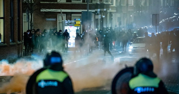 W Rotterdamie w Holandii w poniedziałek wieczorem na ulice znów wyszli ludzie, aby protestować przeciw godzinie policyjnej, wprowadzonej przez rząd kilka dni temu w ramach walki z pandemią koronawirusa. To trzeci dzień z rzędu, w którym Holendrzy buntują się przeciwko ograniczeniom.