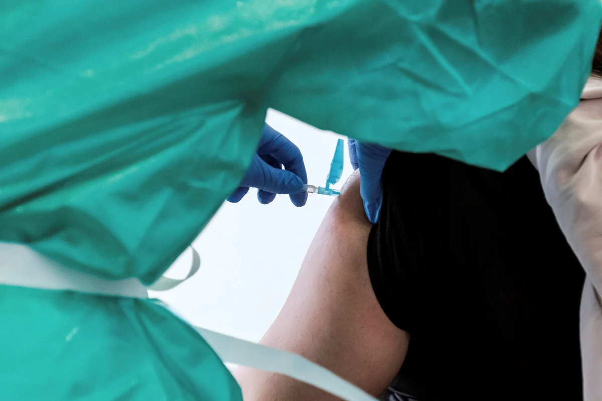 Mniej niż 0,01 proc. osób, które w Izraelu otrzymały obie dawki szczepionki przeciw Covid-19 firmy Pfizer, zakaziło się koronawirusem - dowodzą wstępne dane ws. skuteczności tego środka, przedstawione w poniedziałek w komunikacie przez izraelską organizację ochrony zdrowia Maccabi.