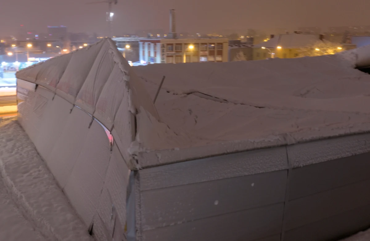 Pod naporem śniegu zawalił się w Rzeszowie wieczorem dach hali magazynowej sklepu motoryzacyjnego przy ulicy Broniewskiego. Na szczęście nikogo nie było w środku. 