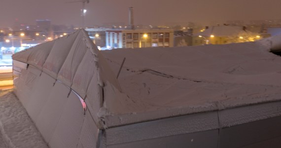 Pod naporem śniegu zawalił się w Rzeszowie wieczorem dach hali magazynowej sklepu motoryzacyjnego przy ulicy Broniewskiego. Na szczęście nikogo nie było w środku. 