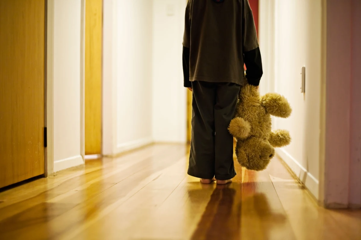 Prokurator Generalny Zbigniew Ziobro skierował do Sądu Najwyższego kasację od wyroku ws. śmierci trzyletniego chłopca z Wieruszowa. Dziecko zostało pobite i zgwałcone - zmarło w szpitalu. Sąd pierwszej instancji skazał sprawcę na 25 lat więzienia, ale później wyrok został złagodzony do 15 lat. "Nie ma mojej zgody na tak niski wyrok za bestialską zbrodnię na bezbronnym i niewinnym dziecku" - podkreślił Ziobro na Twitterze.