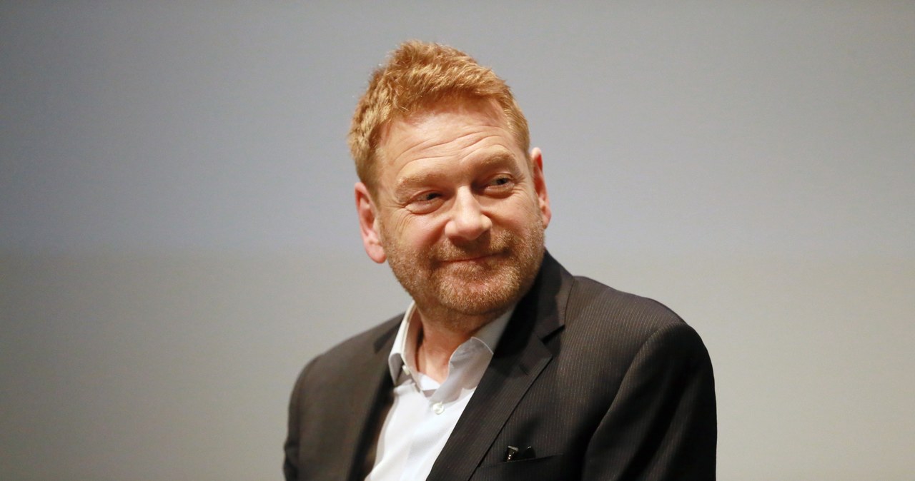 Kenneth Branagh będzie filarem obsady serialu "This Sceptred Isle", realizowanego przez stację Sky. Północnoirlandzki aktor zagra w nim premiera Wielkiej Brytanii, Borisa Johnsona. Osią fabuły tej pięcioodcinkowej produkcji będą zmagania Brytyjczyków z pierwszą falą pandemii koronawirusa.