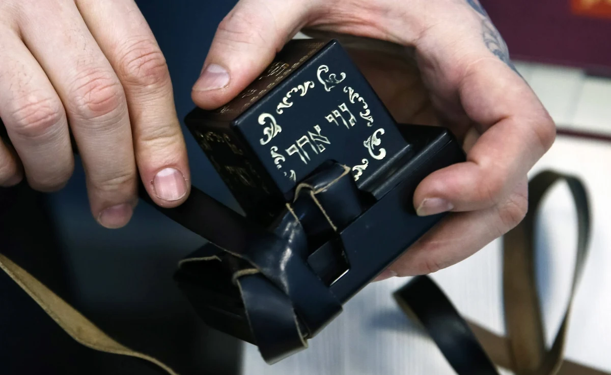 ​Jak informują izraelskie media, na terenie dawnego getta na warszawskim Muranowie odkryto podziemny bunkier. W środku znaleziono stare filakterie, które następnie potajemnie wywieziono najprawdopodobniej do Izraela. Możliwe, że w tej sprawie doszło do przestępstwa.