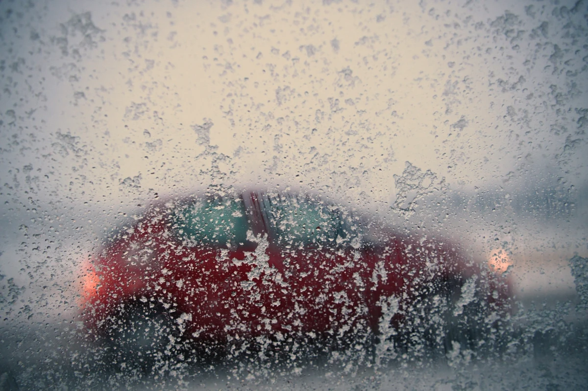 Tysiące gospodarstw bez prądu, powalone drzewa i utrudnione warunki na drogach – to bilans ataku zimy w Polsce. Warto uważać na zalegające na drogach błoto pośniegowe. Według prognoz synoptyków natomiast zima w najbliższym czasie nie odpuści. Spodziewajmy się kolejnych opadów śniegu. 