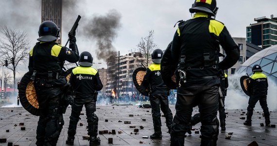 Ponad 150 osób zostało zatrzymanych w poniedziałek w Holandii podczas trzeciej kolejnej nocy zamieszek przeciwko wprowadzonej w związku z pandemią godzinie policyjnej - podają holenderskie media. Uczestnicy zamieszek wybijali szyby w sklepach i rzucali przedmiotami w policję.