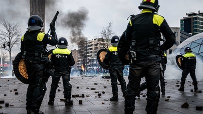 Holendrzy protestowali przeciw obostrzeniom. Ponad 150 osób zatrzymano
