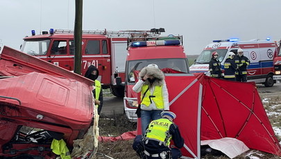 Ciężarówka wjechała pod pociąg na przejeździe kolejowym