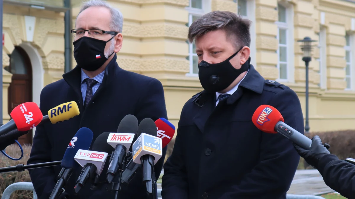 Przed południem zakończyło się spotkanie premiera Mateusza Morawieckiego z przedstawicielami klubów parlamentarnych poświęcone Narodowemu Programowi Szczepień. Uczestniczyli w nim przedstawiciele: Prawa i Sprawiedliwości, Koalicji Obywatelskiej, Lewicy, Polskiego Stronnictwa Ludowego i Konfederacji. "Poza Konfederacją wszyscy stawiamy sobie ten sam cel, czyli sprawne zaszczepienie jak największej części populacji w naszym kraju, bo to jest jedyny sposób, żeby walczyć z pandemią" - mówił po spotkaniu pełnomocnik rządu ds. szczepień Michał Dworczyk. 