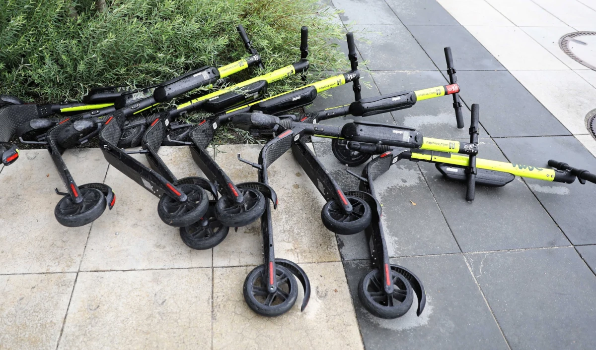 Rząd na wtorkowym posiedzeniu przyjął projekt nowelizacji ustawy regulujący status prawny hulajnóg elektrycznych i urządzeń transportu osobistego. W projekcie proponuje się m.in. ustanowienie zakazu kierowania hulajnogą elektryczną po jezdni, na której dopuszczalna prędkość jest większa niż 30 km/h.