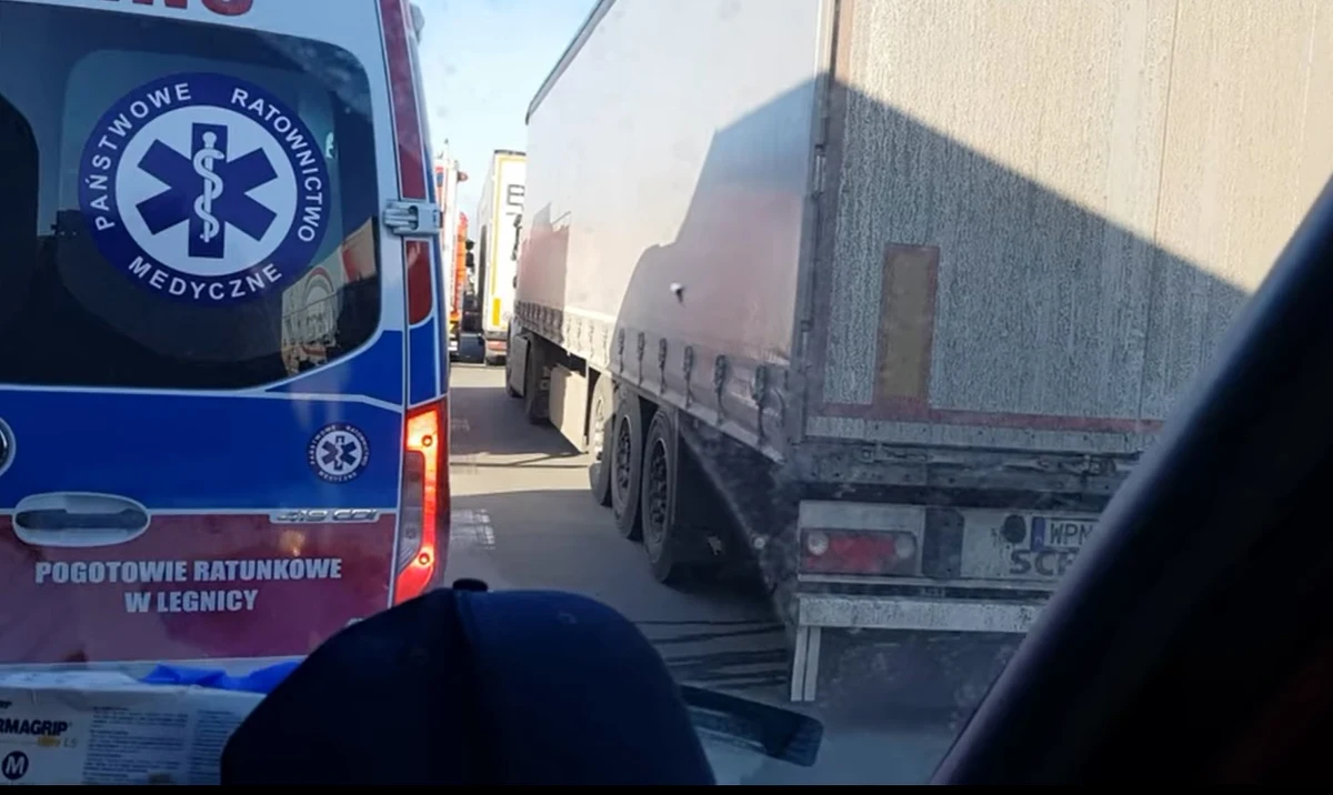 Nie żyje pasażer busa - to tragiczny finał wypadku, do którego doszło na dolnośląskim odcinku autostrady A4. Na miejsce wezwano straż pożarną z Brochocina. Dojazd do wypadku był utrudniony, bo kierowcy nie stworzyli tzw. korytarza życia. Strażacy przypominają: "Korytarz życia to wasz obowiązek". Za uniemożliwienie służbom dojazdu do poszkodowanych grozi do 500 zł mandatu.