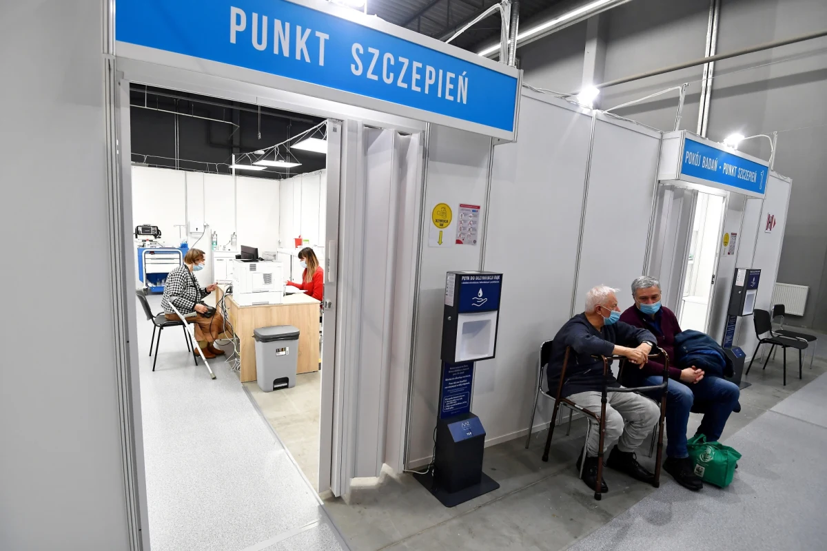 Ozdrowieńcy, czyli osoby zakażone koronawirusem, które wyzdrowiały, też powinni szczepić się przeciwko koronawirusowi – przekonuje  immunolog doktor Paweł Grzesiowski w rozmowie z RMF FM. Każdy ozdrowieniec ma inny poziom odporności na koronawirusa - przekonuje.