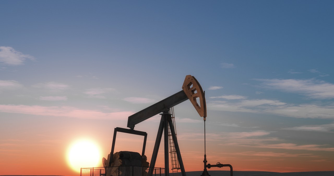 Niewielkie zmiany cen ropy. Trump atakuje Indie za zakup rosyjskiego surowca