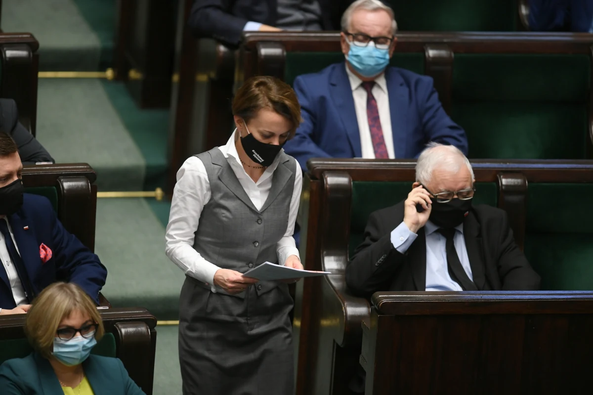 Klub parlamentarny PiS zwleka z decyzją w sprawie ewentualnej kary wobec Jadwigi Emilewicz. Ryszard Terlecki niemal dwa tygodnie temu zapowiedział możliwość zawieszenia byłej wicepremier w prawach członka PiS, ale do konsekwencji nie doszło. Chodzi o wyjazd posłanki z rodziną w góry, podczas którego jej synowie jeździli na nartach bez wymaganej licencji.