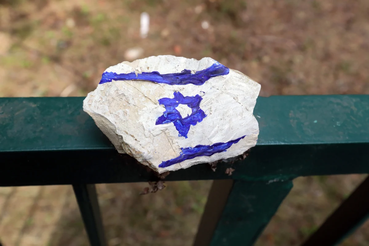 "Oburzenie budzi fakt, że zabytki związane z okresem Holokaustu mogą stawać się przedmiotem nielegalnego obrotu". Tak piszą we wspólnym oświadczeniu instytucje odpowiedzialne za ochronę historii polskich Żydów. Wspólny apel Żydowskiego Instytutu Historycznego, Muzeum Historii Żydów Polskich POLIN i Muzeum Getta Warszawskiego pojawił się po informacji izraelskiej prasy o nielegalnym wywiezieniu z Polski pamiątek religijnych sprzed stu lat.