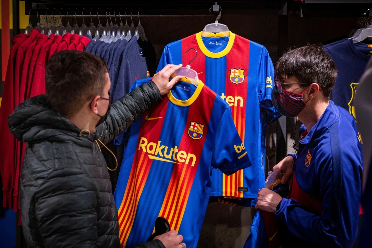 Jeden z najbardziej znanych klubów na świecie FC Barcelona ma 1,17 miliarda euro długów - donoszą hiszpańskie media. Tak wynika z raportu finansowego za sezon 2019/20. Jednym z powodów tak dużych problemów "Dumy Katalonii" jest pandemia koronawirusa.