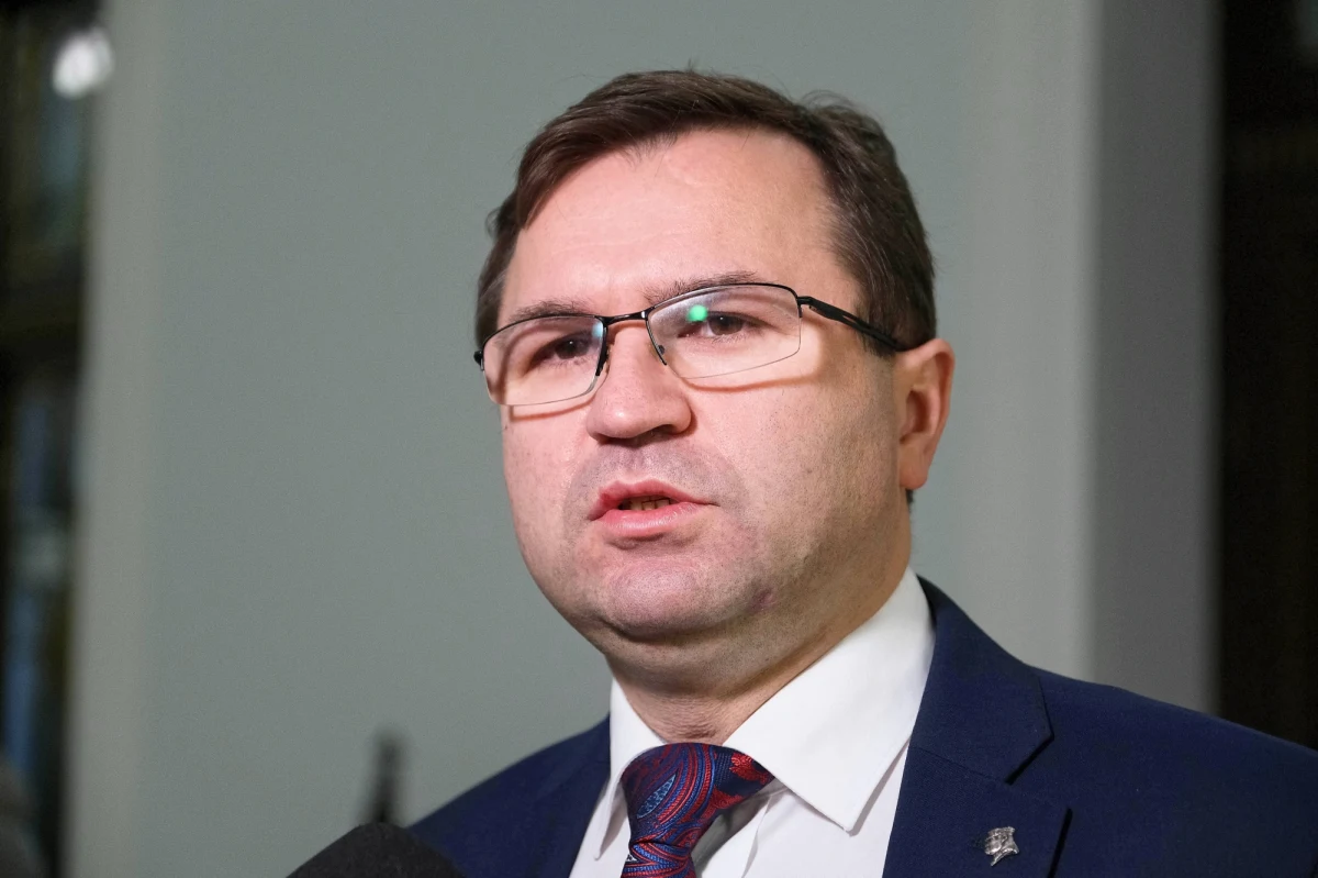 "Poseł Zbigniew Girzyński decyzją prezesa PiS Jarosława Kaczyńskiego został w dniu dzisiejszym zawieszony w prawach członka partii; zasady obowiązują wszystkich" - poinformował we wtorek szef Komitetu Wykonawczego PiS Krzysztof Sobolewski. Girzyński przyznał, że zaszczepił się przeciw Covid-19 jako wykładowca. "Nikogo o żadne pierwszeństwo w kolejce nie prosiłem i w żadnym wypadku nie zaszczepiłem się poza kolejnością" - podkreślił.