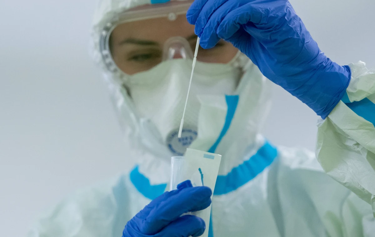 ​Na Słowacji zakończyły się testy przesiewowe obywateli. Od dzisiaj mieszkańcy tego kraju nie mogą nawet iść do pracy bez negatywnego wyniku. Premier Igor Matovicz ogłosił, że w powszechnych testach wzięło udział ponad 2,6 mln osób. Pozytywny wynik stwierdzono u ponad 30,5 tys. osób.