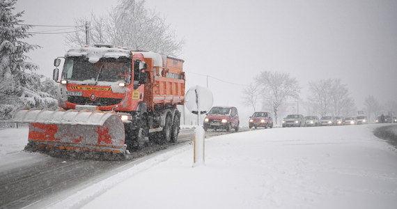 Intensywne opady śniegu na północnym wschodzie kraju i przyrost pokrywy śnieżnej od 10 do 20 cm. Na południu - oblodzenia po opadach mokrego śniegu. Takie ostrzeżenie wydał Instytut Meteorologii i Gospodarki Wodnej. 