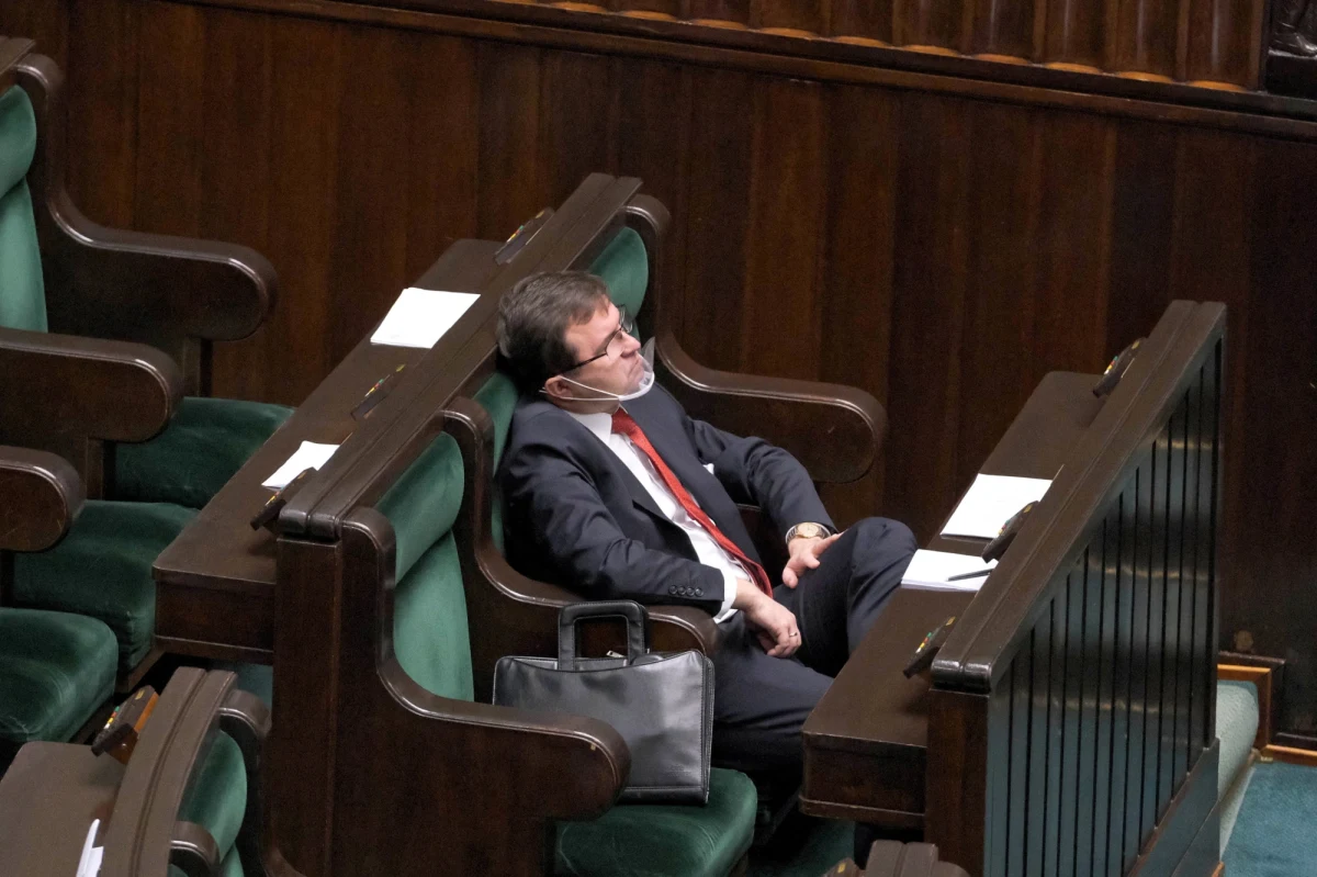 "Zbigniew Girzyński powinien pomyśleć o oddaniu mandatu posła" - mówi w rozmowie z dziennikarzem RMF FM wiceminister klimatu Jacek Ozdoba. "Powinien odmówić. Trzeba być przyzwoitym" - dodaje posłanka Lewicy Joanna Scheuring-Wielgus. To echa informacji, że Girzyński zaszczepił się przeciw Covid-19 jako wykładowca Uniwersytetu Mikołaja Kopernika. Poseł PiS już decyzją prezesa Jarosława Kaczyńskiego został zawieszony w prawach członka partii. "Zasady obowiązują wszystkich" - podkreślał we wtorek szef Komitetu Wykonawczego PiS Krzysztof Sobolewski.