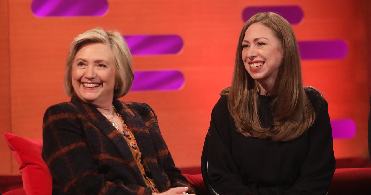 Nowe studio filmowe HiddenLight Productions założone przez Hillary Rodham Clinton, Sama Bransona i Chelsea Clinton, kupiło prawa do ekranizacji bestsellerowej powieści "The Daughters of Kobani: A Story of Rebellion, Courage, and Justice" autorstwa Gayle Tzemach Lemmon.