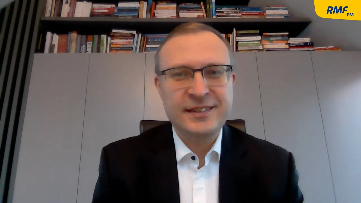 „Z pokonaniem pandemii jest jak ze zdobyciem szczytu K2 zimą. Wymaga to olbrzymiej dyscypliny, wytrwałości i współpracy. Nie udało się to żadnym himalaistom z Europy, Stanów Zjednoczonych, a udało się to 10 Szerpom, Nepalczykom” – powiedział w Porannej rozmowie w RMF FM Paweł Borys. „Jest to więc temat kulturowy. Pandemii w Azji już praktycznie nie ma, a Europa i USA sobie z nią nie radzą” - dodał Prezes Polskiego Funduszu Rozwoju. 