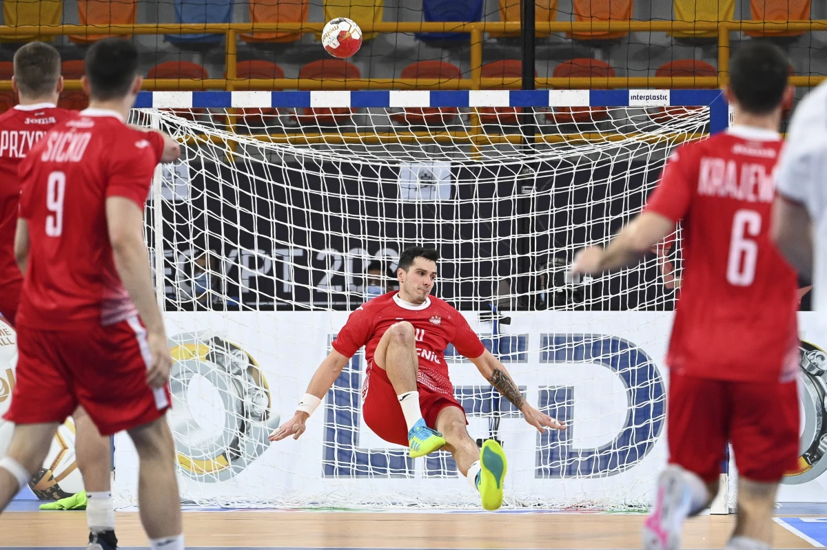 Osiem reprezentacji pozostało w grze o medale Mistrzostw Świata piłkarzy ręcznych. Turniej wkracza więc w decydującą fazę. "Za nami dopiero preludium. Teraz właściwie cały turniej zaczyna się od nowa. Nie ma już miejsca na pomyłkę. Trzeba grać i wygrywać" - mówi trener Robert Lis. Najciekawiej zapowiada się wieczorne starcie Hiszpanów z Norwegami.