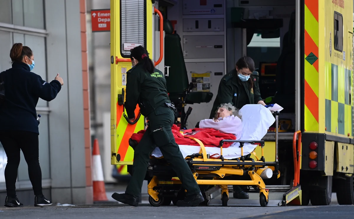 Choroby serca pozostają na świecie czołową przyczyną śmierci. Pandemia Covid-19 prawdopodobnie jeszcze problemy z chorobami układu krążenia zwiększy i to na lata - informują w raporcie na łamach czasopisma "Circulation" eksperci Amerykańskiego Towarzystwa Kardiologicznego. Ich zdaniem problemy będą się wiązać nie tylko z utrudnionym dostępem chorych do specjalistów czy opóźnioną diagnostyką, ale też niekorzystnymi zmianami diety i trybu życia.